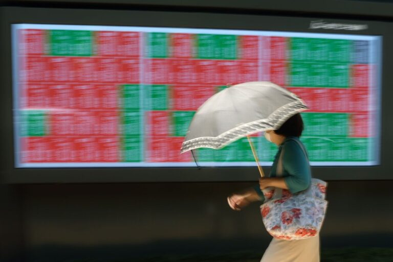 Japan’s Stocks Cling to Gains After Election, Nuclear Tailwinds